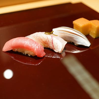 おもわずうなる美味な鮨に舌鼓