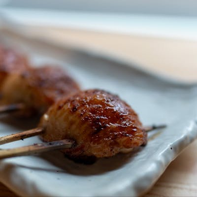 信玄鶏の旨みを炭火で引き出す