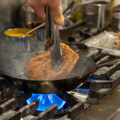 一流シェフの技が光る、手作り肉料理の数々