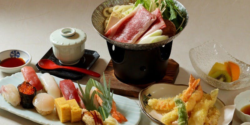 季の庭謹製お正月御膳　黒毛和牛の牛すき鍋の付いた7品の贅沢な御膳