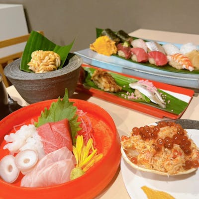 江戸前鮨に新風を、四季の恵みを一皿に。厳選の日本酒もお楽しみください