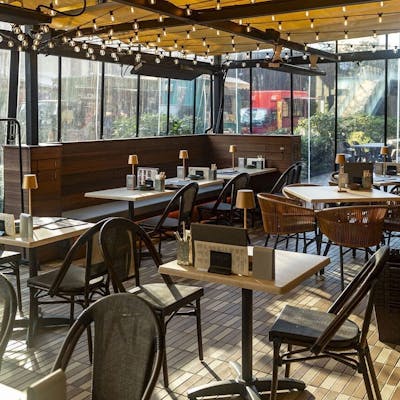 都会の夜景が映える開放的なテラス