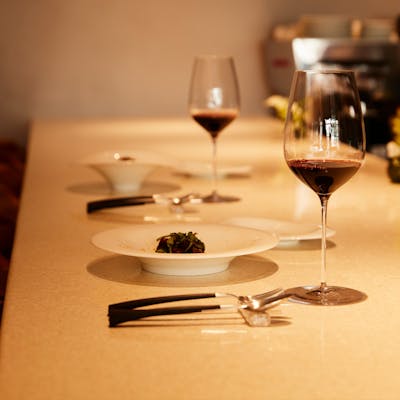 白と木を基調とした落ち着いた店内でごゆっくりお過ごしください