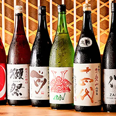 選び抜かれた日本酒とクラフトジン。料理に寄り添う美酒の数々