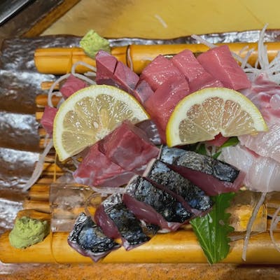 厚切りネタに舌鼓!名物「お造り五種盛り」は圧巻のボリューム