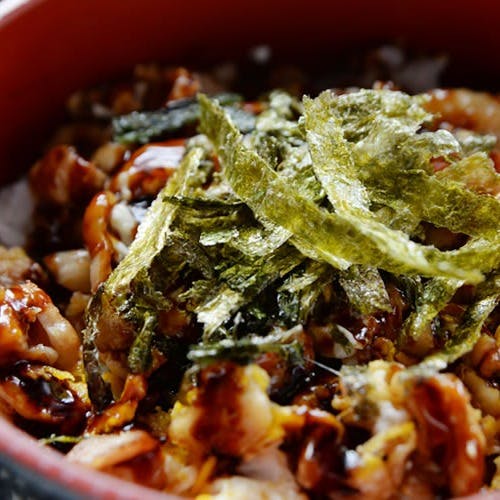 炭火焼きの香ばしさが際立つ焼き鳥