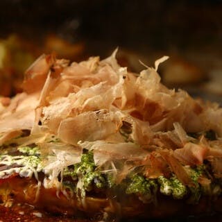 こだわりのオリジナルソースで味わうお好み焼き