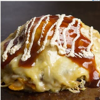 とろけるチーズと新鮮トマトの新感覚お好み焼き