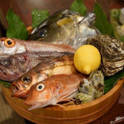 秋田市民市場直送の新鮮な鮮魚を提供