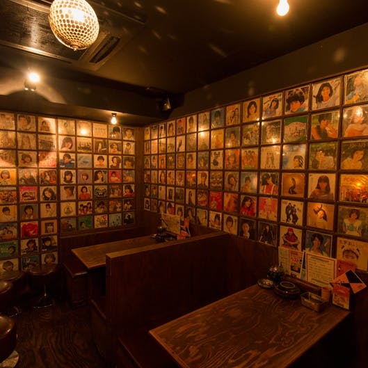 昭和レトロな内装と音楽でタイムスリップ