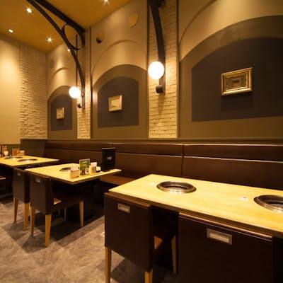 レイクタウンmori 1F。お買い物の合間に、広々ソファー席でゆったり本格焼肉