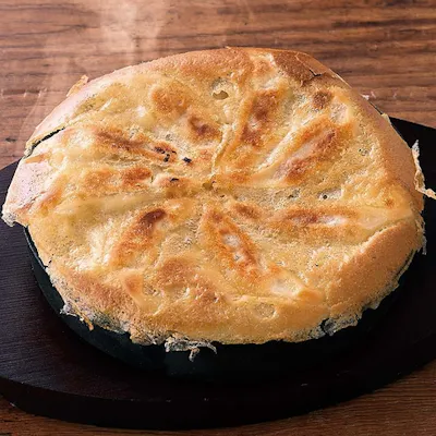 【名物】皮がカリッ!熱々博多鉄鍋餃子は必食の旨さ。