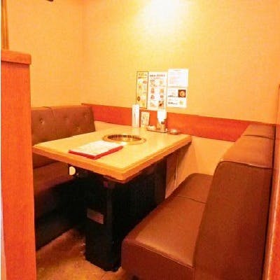 【家族・友人と】囲いのある半個室風テーブル席や、ゆったりお座敷で気兼ねなく焼肉を