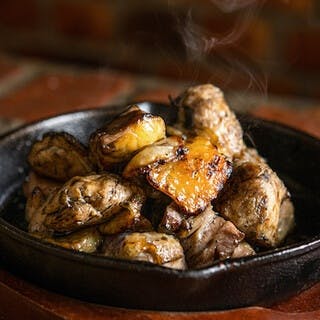 新得地鶏の炭火焼が自慢です