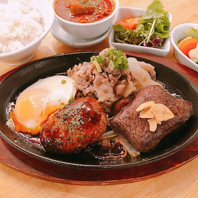 ステーキや様々な小皿料理をつまみにお酒を楽しくのモ~