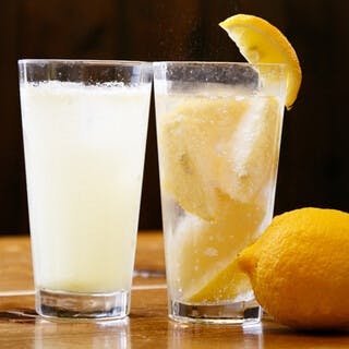 手作り果実酒とフルーツジュース、厳選ワインの豊富なラインナップ