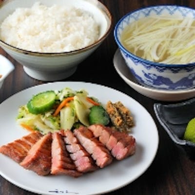 香ばしい牛たん、ふっくら麦めし、旨み広がるテールスープ。