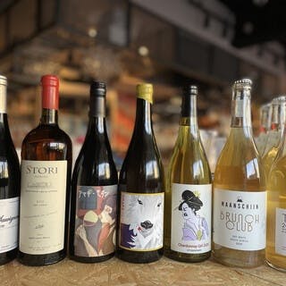 毎週仕入れ、常時40種類以上のナチュラルワインを試飲可能