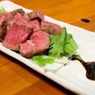 名物「塊焼き」で肉の旨味を堪能