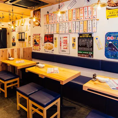 明るく賑やかな店内