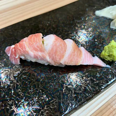 目の前で大将が握る鮨、厳選された旬の素材を堪能