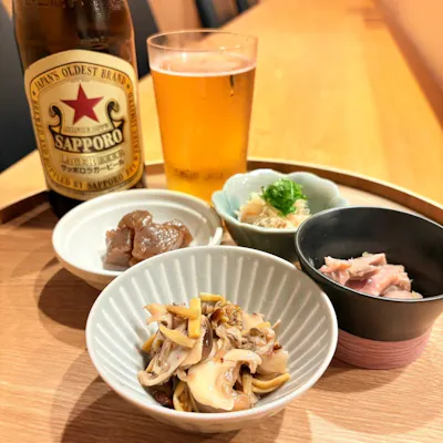 割烹着を纏う女将の心づくし。手作りのおばんざいと旬を味わう季節料理