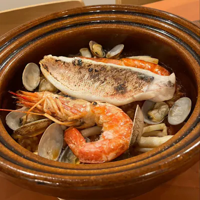 多彩な料理とワインのペアリングを楽しむ贅沢なコース
