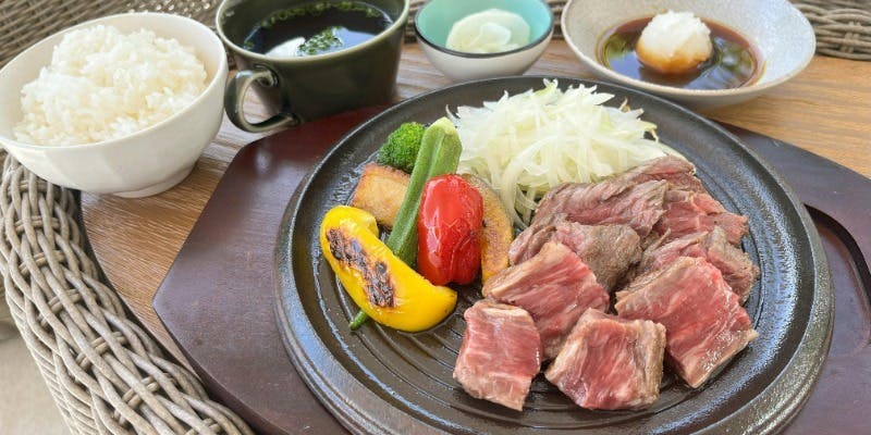 【旨味溢れる特選牛 鉄板ステーキランチセット シークワーサーきかせたポン酢で】＋乾杯スパークリング付き