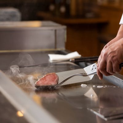 目の前で繰り広げられる、匠の技と極上の味。