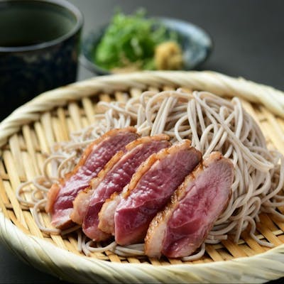 当店自慢の看板メニューは世界から厳選した極上の鴨料理と〆の麺