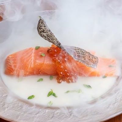 旬を味わう贅沢な海鮮料理、お造りから創作燻製まで