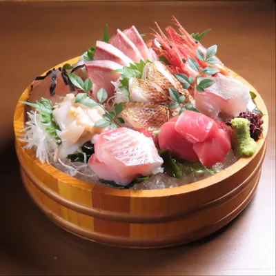 日本海の恵みを堪能する豪快なお刺身桶盛り