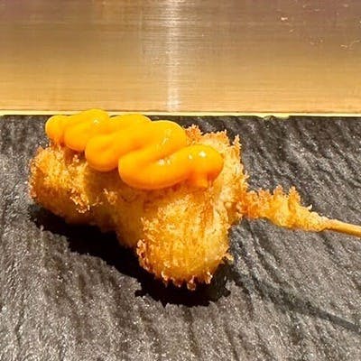 季節の厳選鮮魚を使用 3種のブレンド油で仕上げる串揚げ