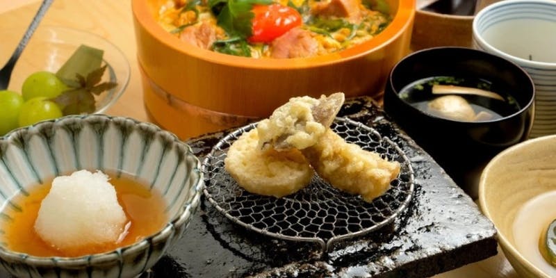 【霧島コース】たたき、串7本、野菜天、季節の野菜などの逸品料理、親子丼、デザートなど全11品