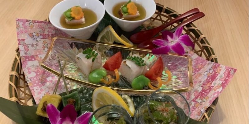 【記念日コース】前菜、たたき、串7本、季節の逸品料理、親子丼、デザートなど全11品（2名様ご予約限定）