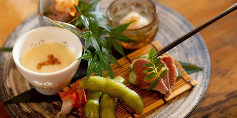【大隅コース】たたき、串5本、季節の野菜などの逸品料理、親子丼、デザートなど全9品