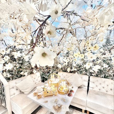 現在は雪景色に舞うマグノリアが華やかな店内