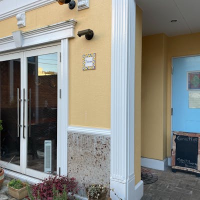 静かな住宅街に佇むレストラン