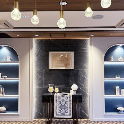 格式と最新設備が融合したインテリアに囲まれて