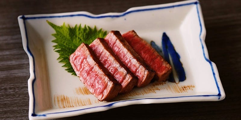 銀座佐々木の人気メニューをご堪能いただけるこだわりの約10品に加え、和牛ステーキの付いた贅沢コース