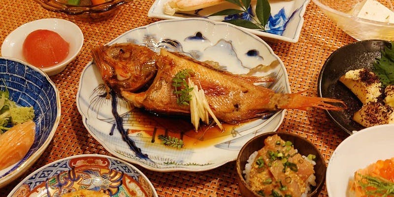 銀座佐々木の人気メニューをご堪能いただけるこだわりの約10品に加え、季節のカニが入った贅沢なコース