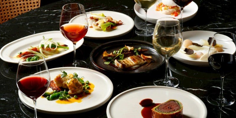 シグネチャーが楽しめる8皿のスペシャルディナーコース
