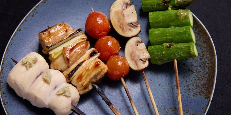 HANAREのコース　鶏の煮込み、焼鳥、野菜串、鶏クリームコロッケ、〆など