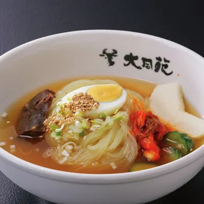 職人が練り上げる本場の盛岡冷麺。自家製プリンで締めくくる美食の余韻