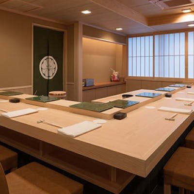 職人技を間近で感じる、檜のカウンター席