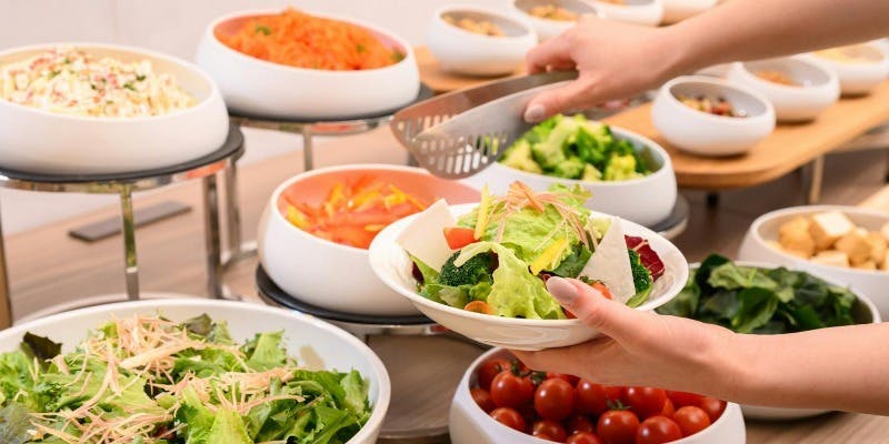 クリスマスランチセット　選べるメインディッシュと日時限定でサラダバーがグレードアップ