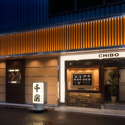 旬の食材を目の前で焼き上げ仕上げていきます