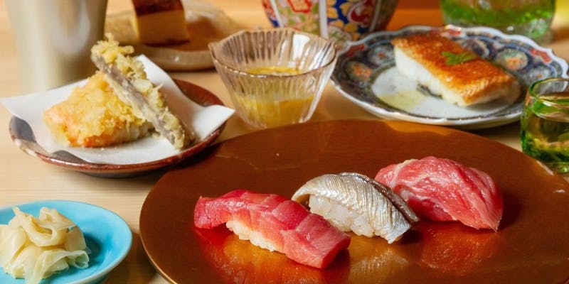 【季節の鮨お任せコース 8,800円】握りや逸品など旬の恵みが織りなす品々に舌鼓を打つ