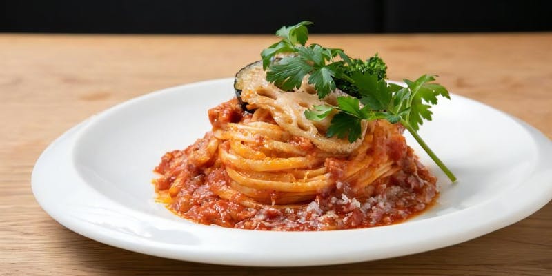 白い皿に盛られたトマトパスタ