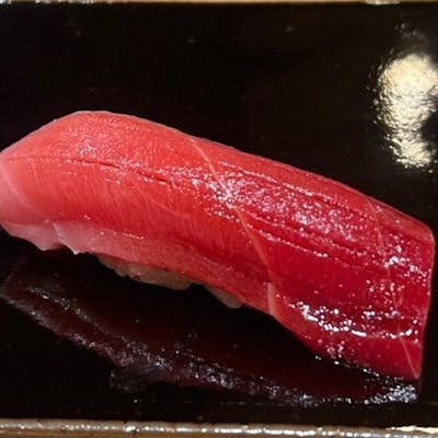 10年以上熟成させた希少な赤酢を使用したシャリの鮨コース